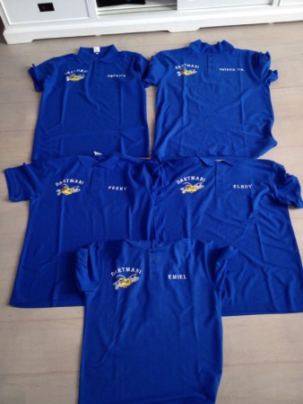 Voorzijde van de dartshirts
